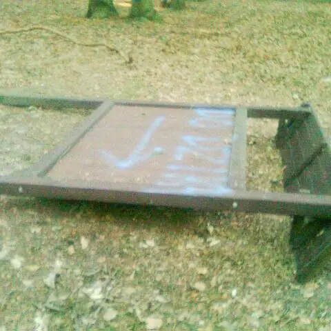 Wandale zniszczyli tablice w lasku przy Jeleniogórskiej