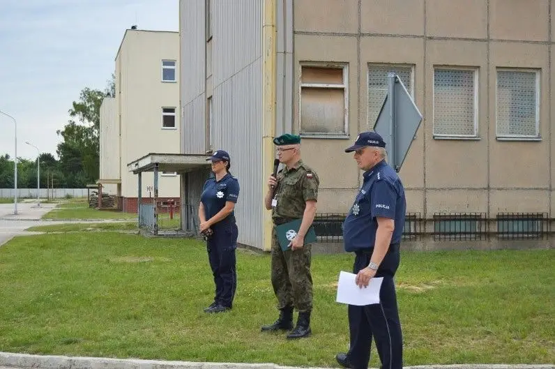 Z bronią napadli na jednostkę wojskową