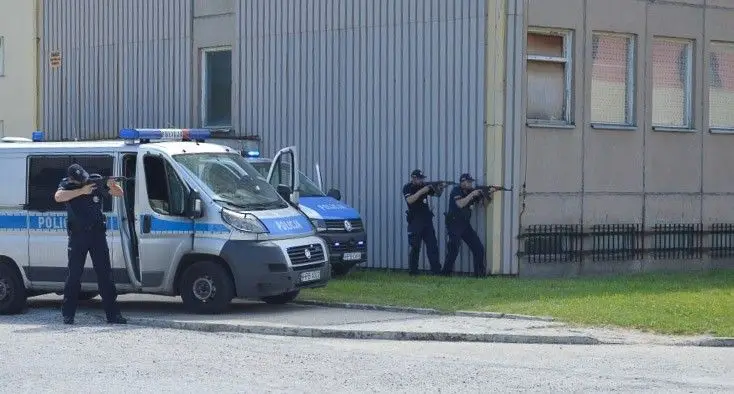 Z bronią napadli na jednostkę wojskową