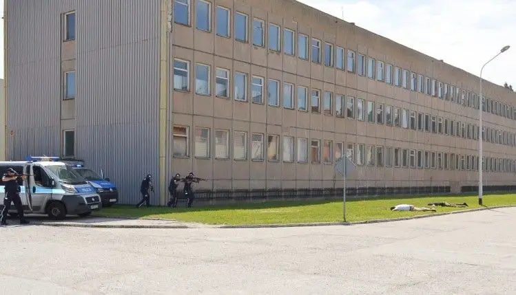 Z bronią napadli na jednostkę wojskową