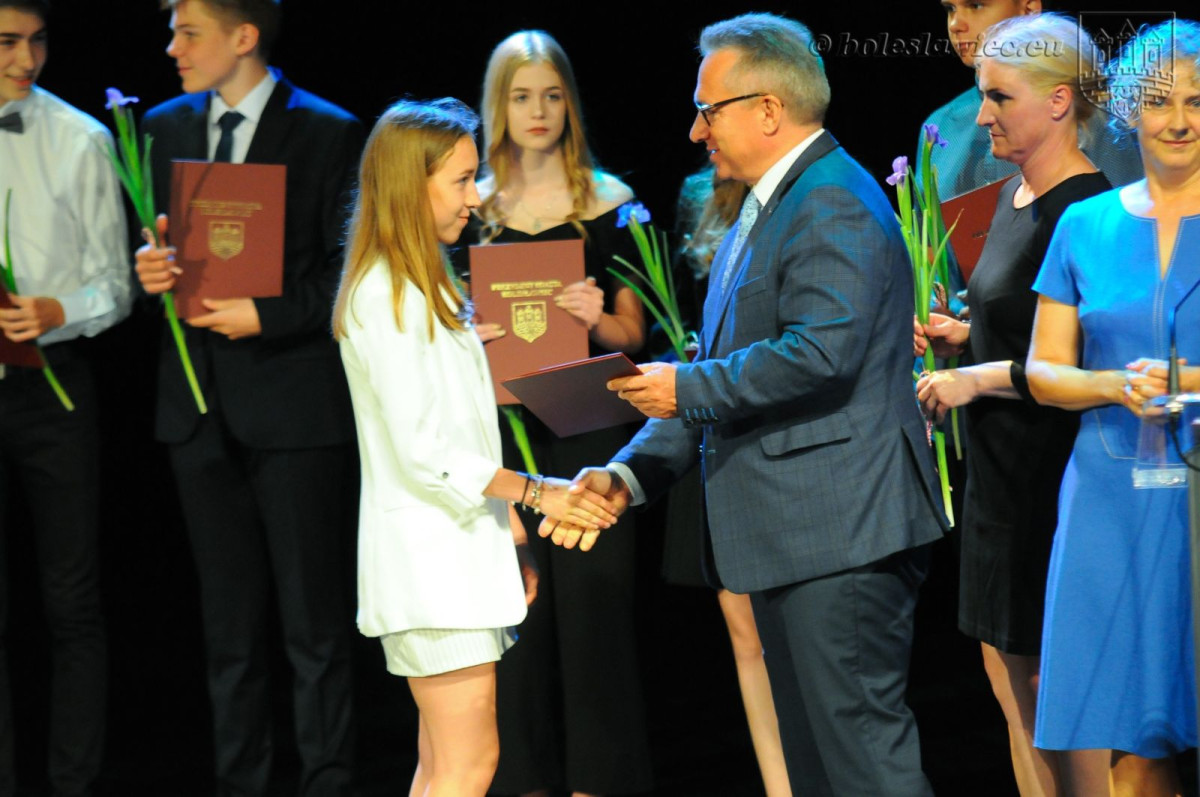 Łączą pracę z talentem. Najlepsi uczniowie nagrodzeni