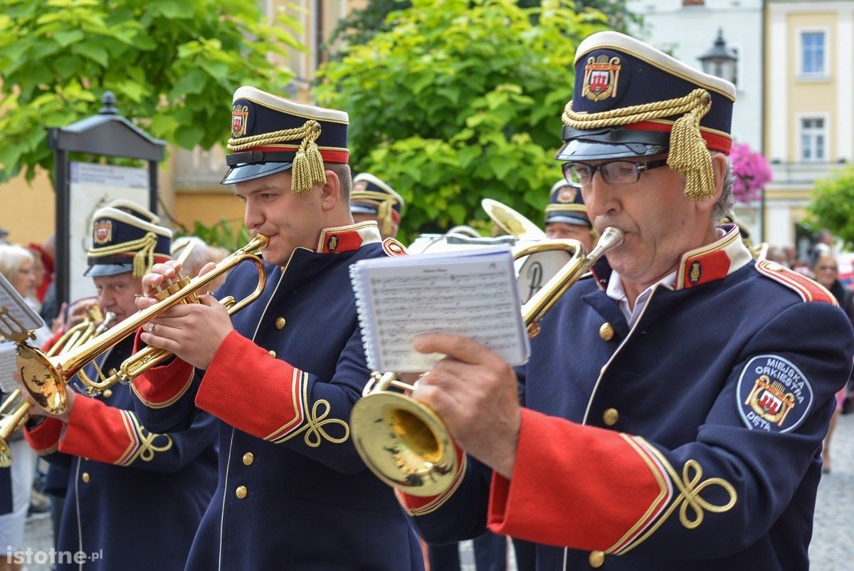 Seniorzy opanowali bolesławiecki Rynek