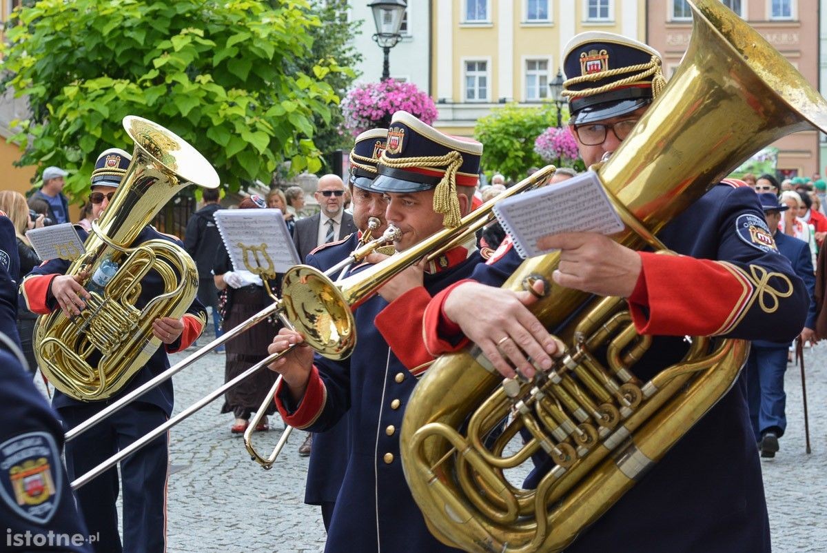Seniorzy opanowali bolesławiecki Rynek