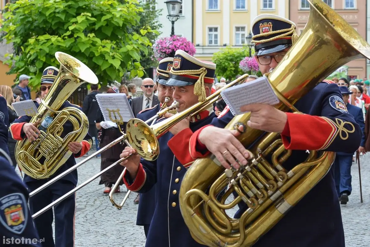 Seniorzy opanowali bolesławiecki Rynek