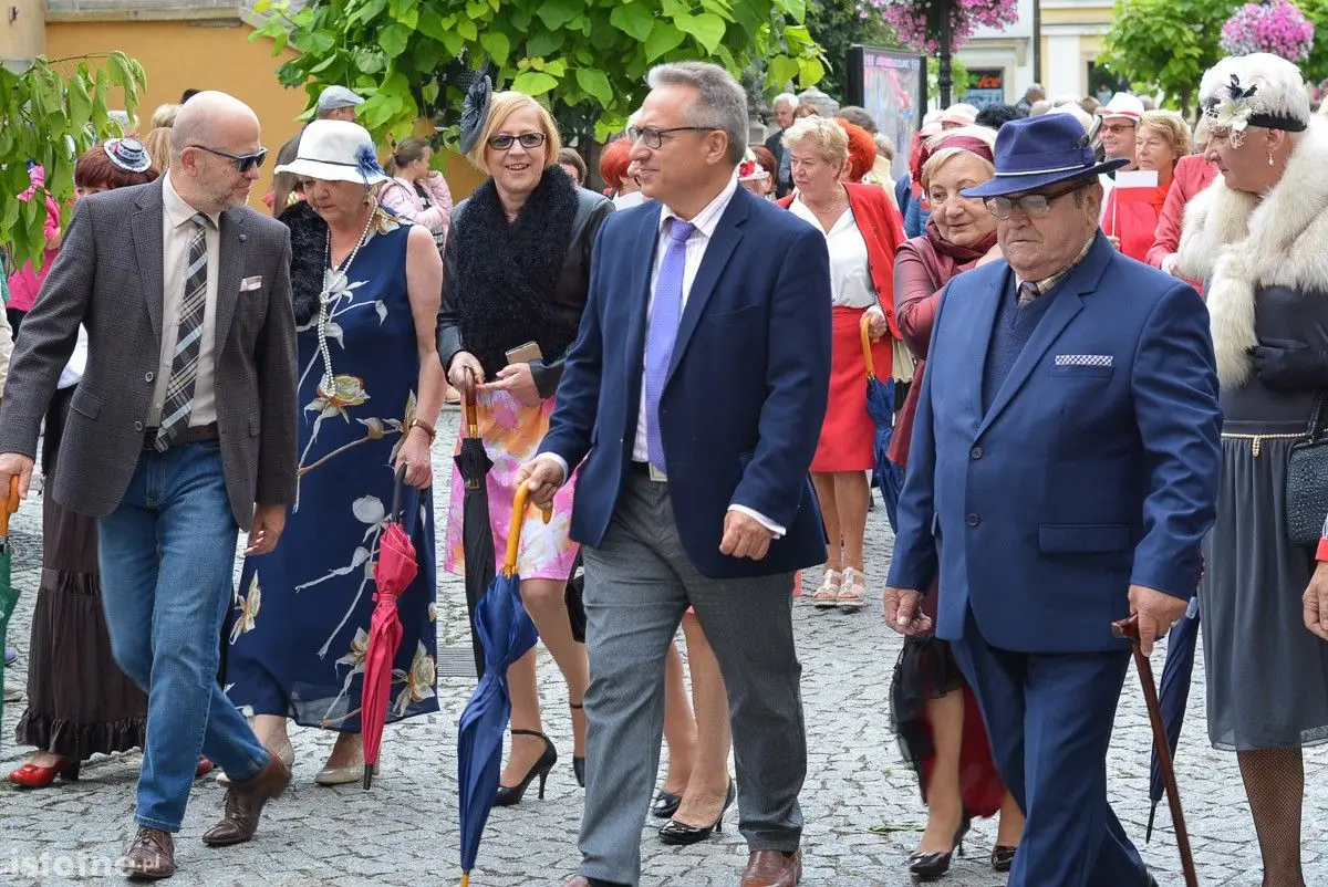 Seniorzy opanowali bolesławiecki Rynek