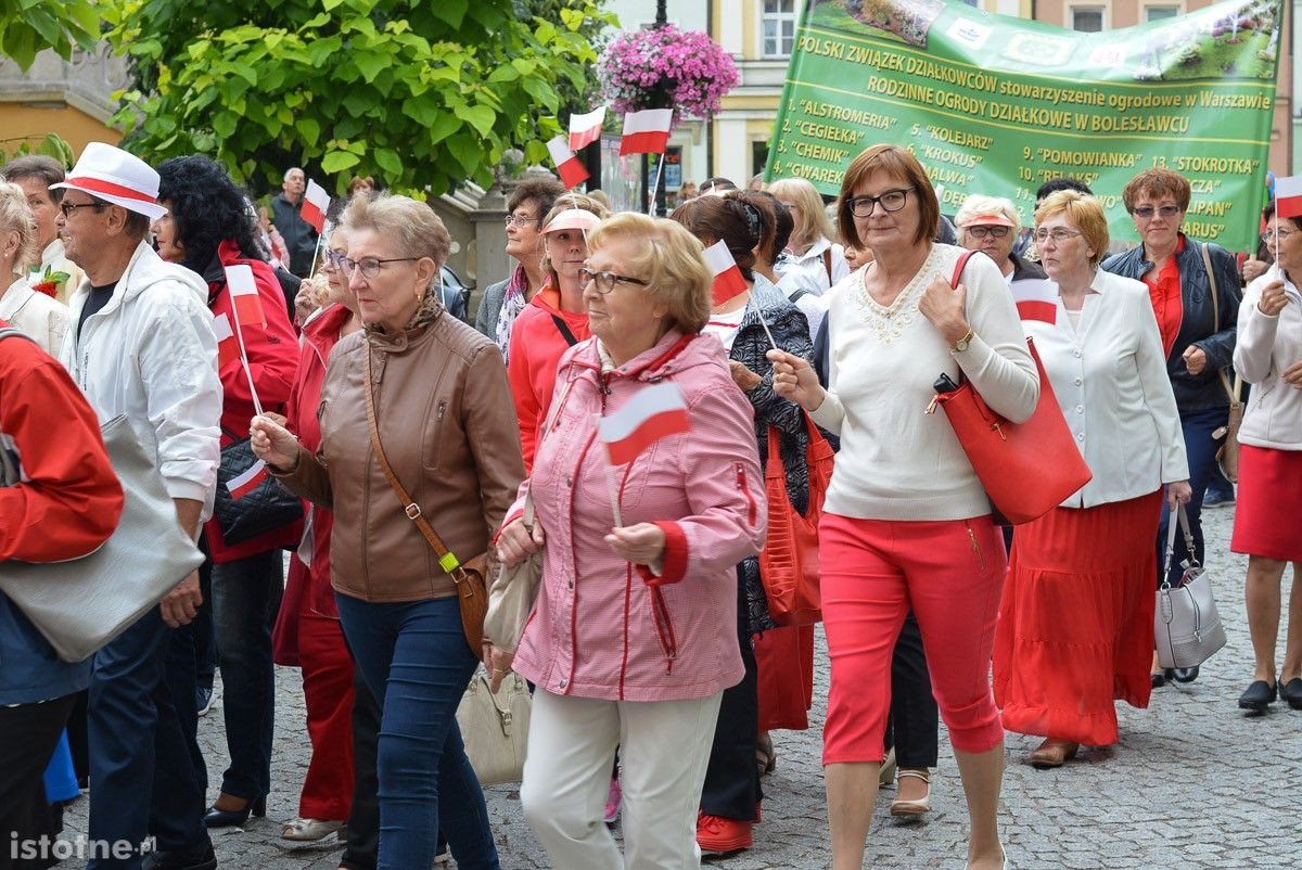 Seniorzy opanowali bolesławiecki Rynek