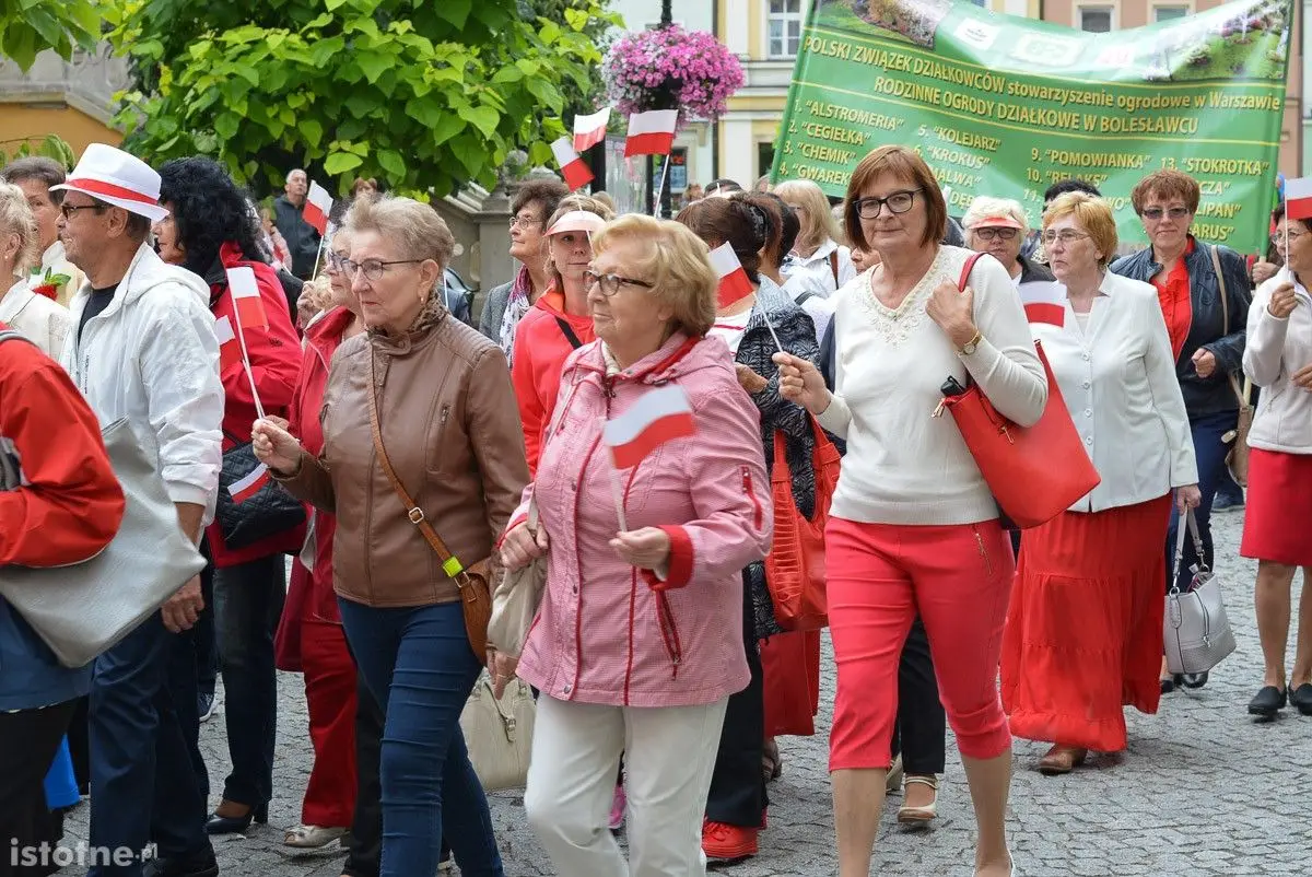 Seniorzy opanowali bolesławiecki Rynek