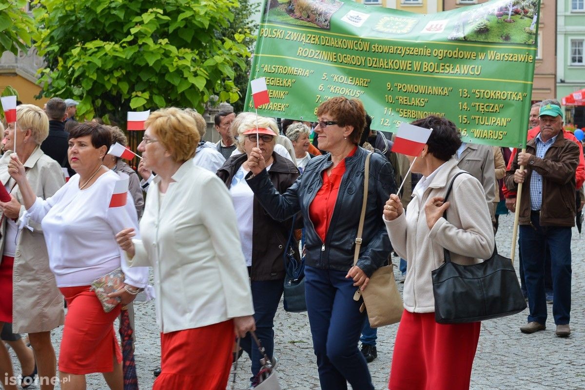 Seniorzy opanowali bolesławiecki Rynek