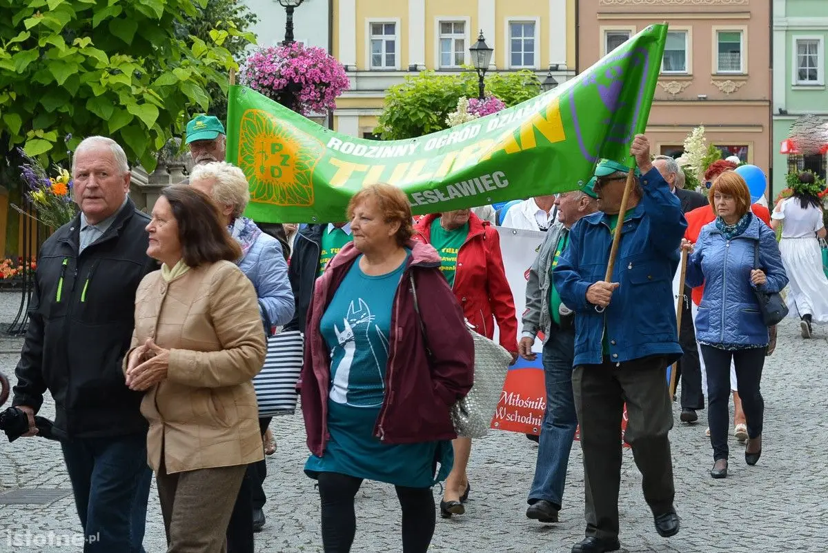 Seniorzy opanowali bolesławiecki Rynek