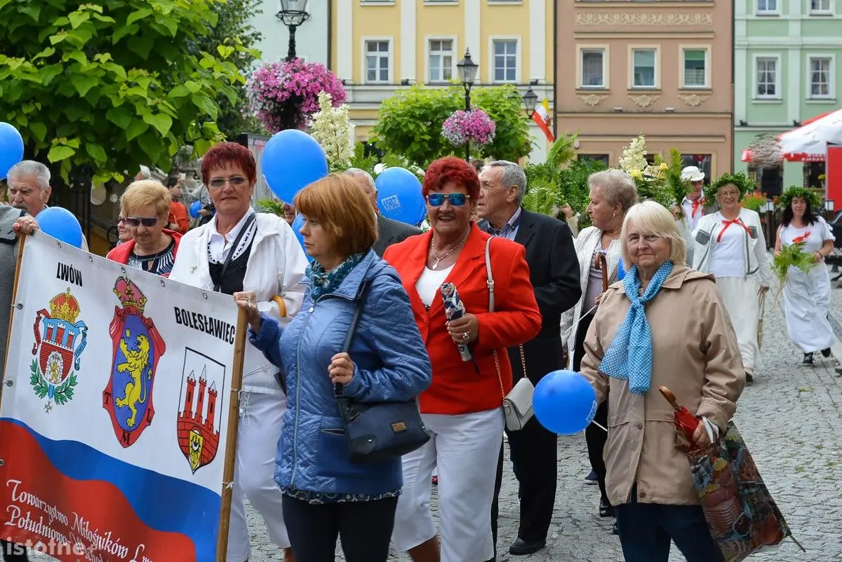 Seniorzy opanowali bolesławiecki Rynek
