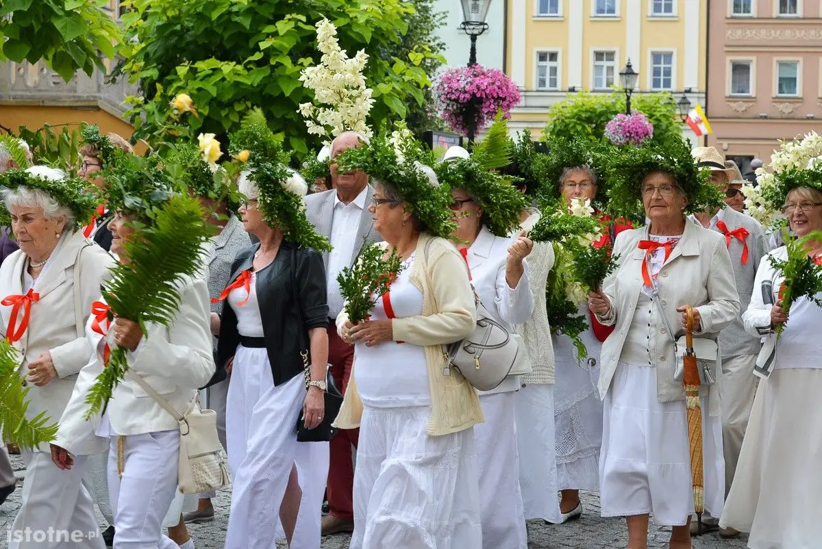 Seniorzy opanowali bolesławiecki Rynek