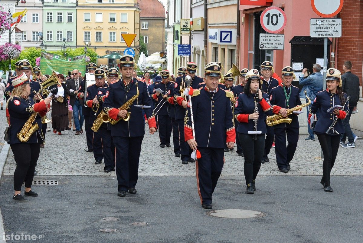 Seniorzy opanowali bolesławiecki Rynek