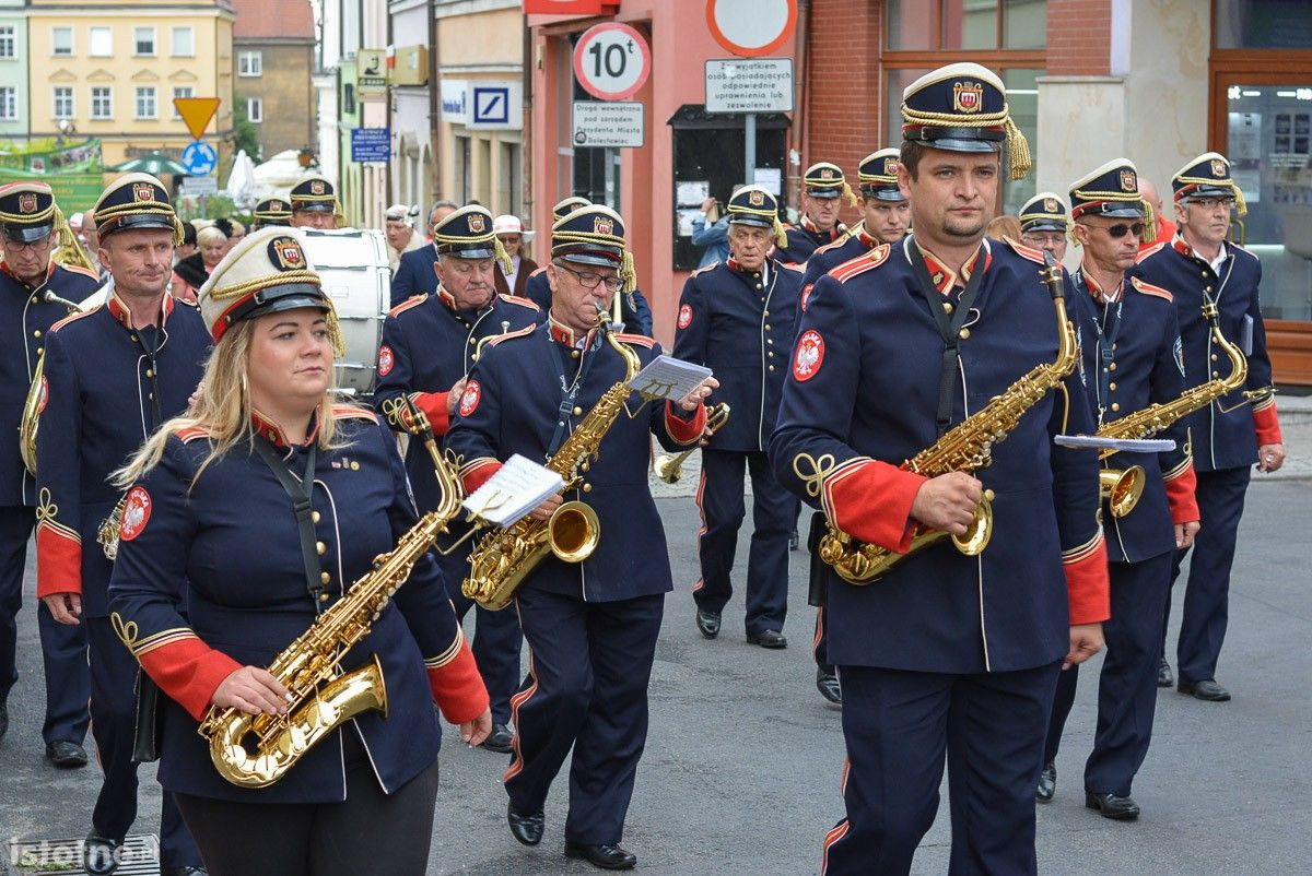 Seniorzy opanowali bolesławiecki Rynek