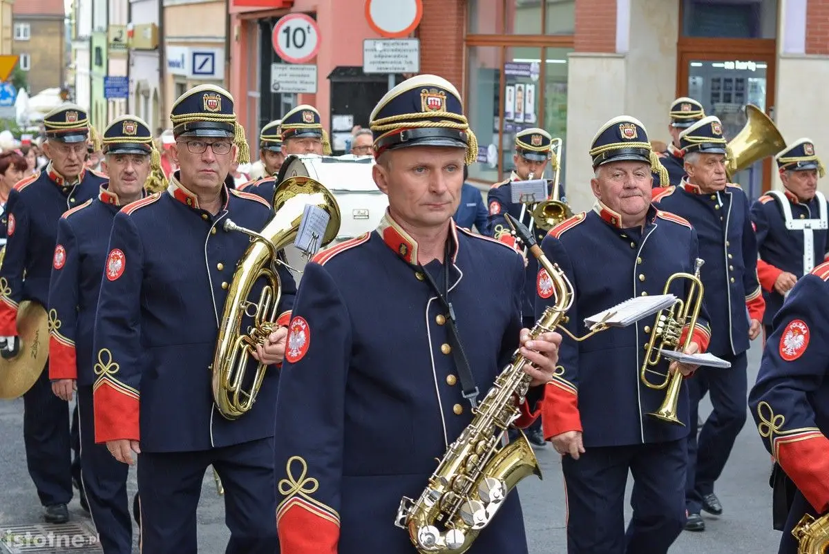 Seniorzy opanowali bolesławiecki Rynek