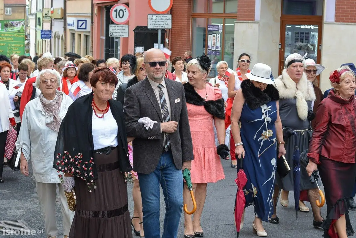 Seniorzy opanowali bolesławiecki Rynek