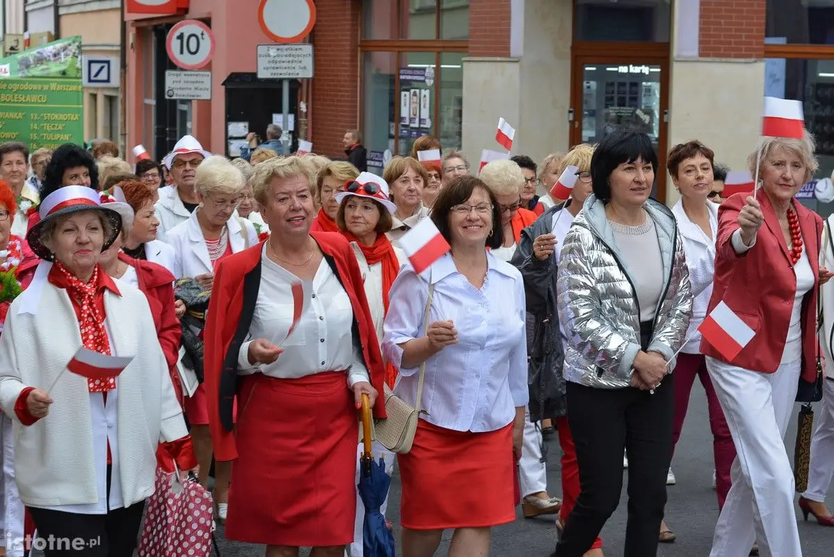 Seniorzy opanowali bolesławiecki Rynek