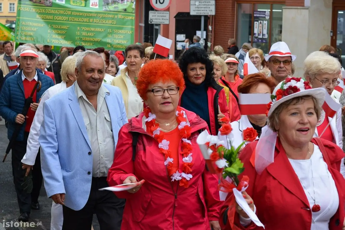 Seniorzy opanowali bolesławiecki Rynek