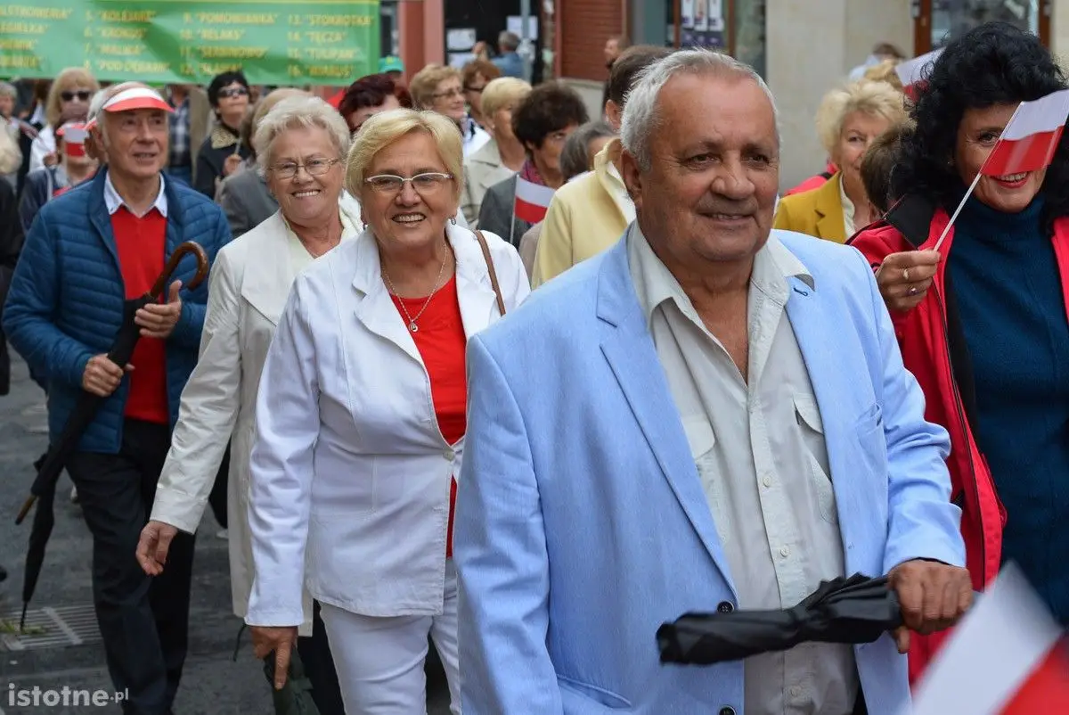 Seniorzy opanowali bolesławiecki Rynek