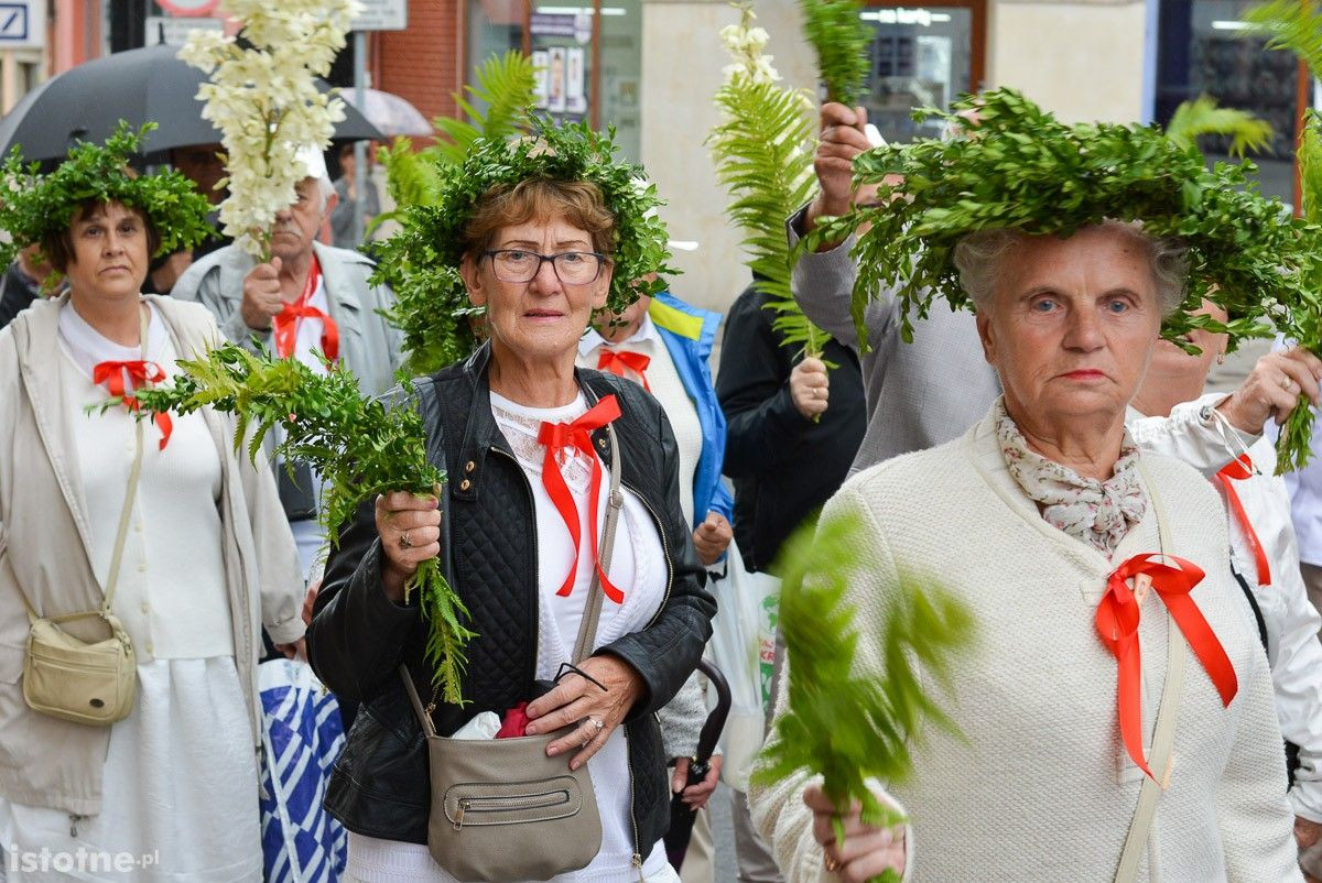 Seniorzy opanowali bolesławiecki Rynek