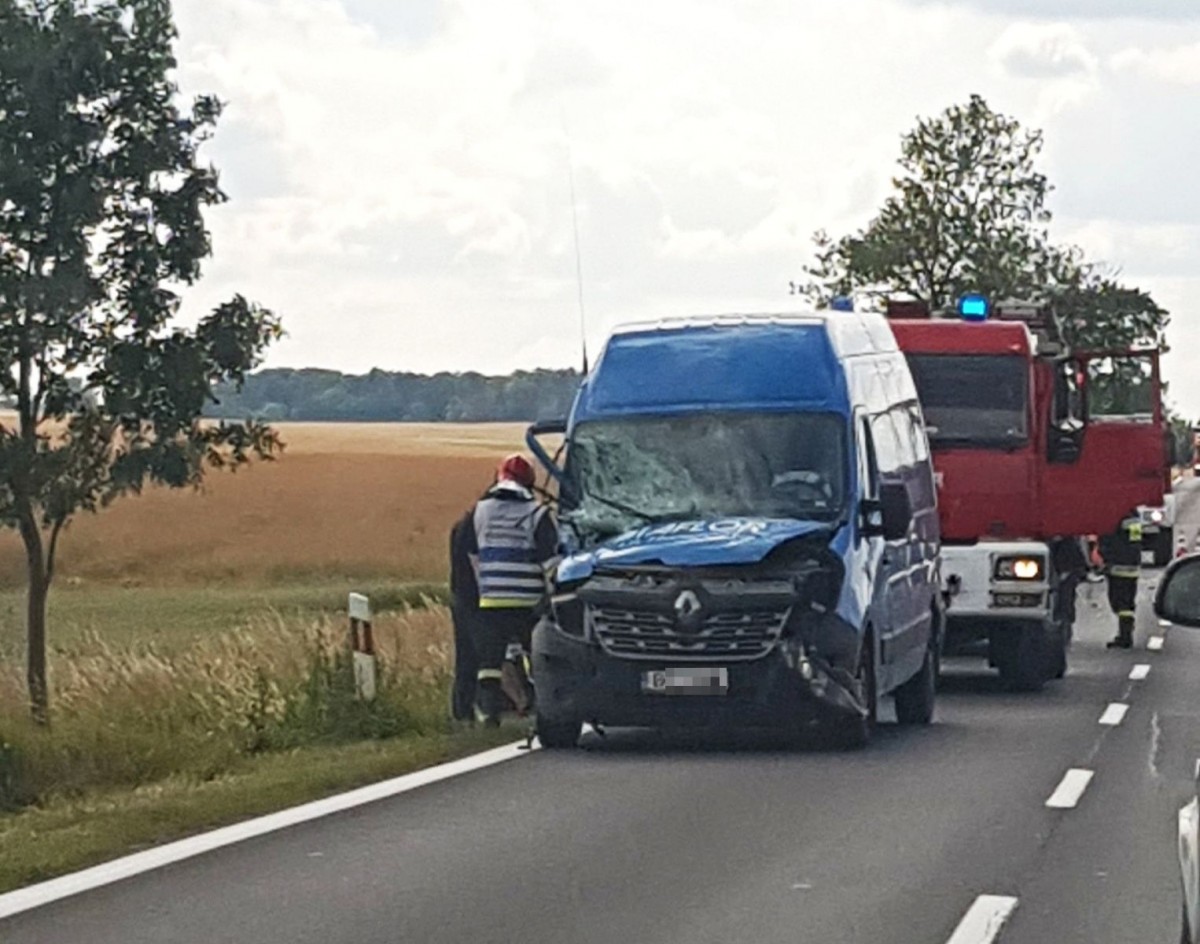 Zderzenie busa z ciągnikiem