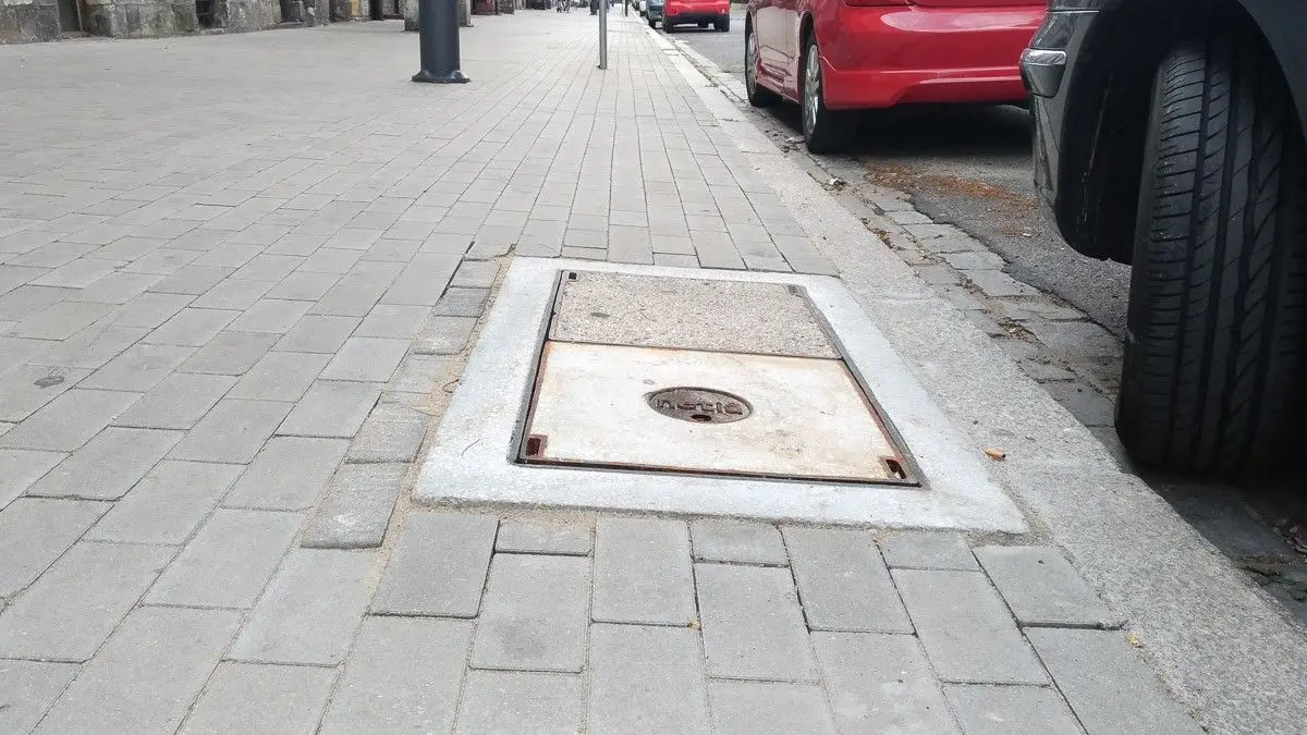 Nie ma już dziury w chodniku na Komuny Paryskiej. Studzienka naprawiona