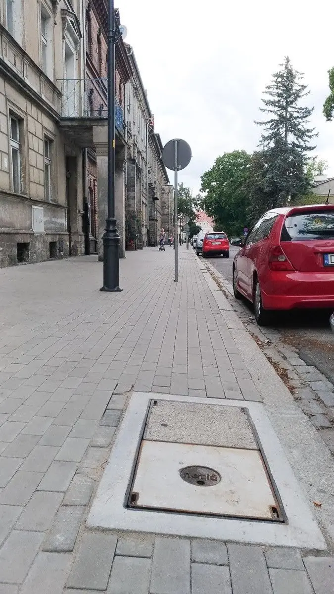 Nie ma już dziury w chodniku na Komuny Paryskiej. Studzienka naprawiona