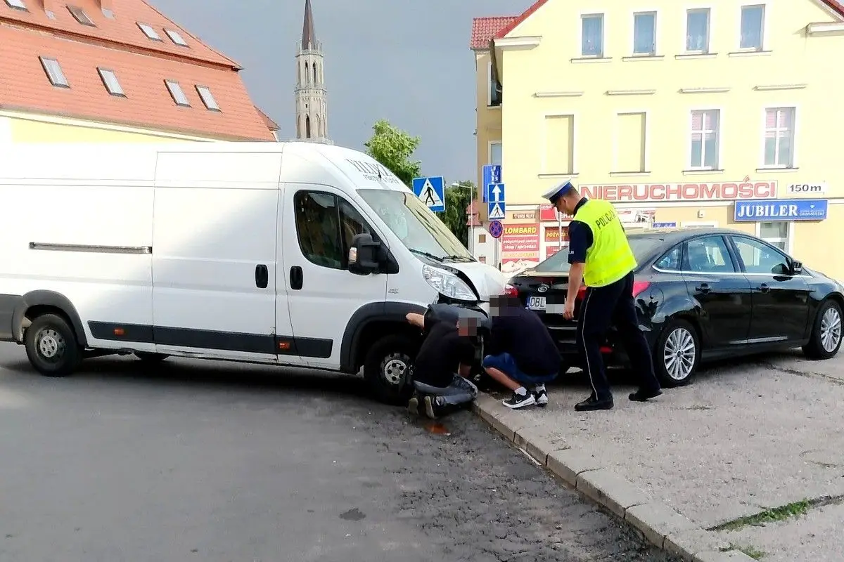 Bus uszkodził Forda na parkingu