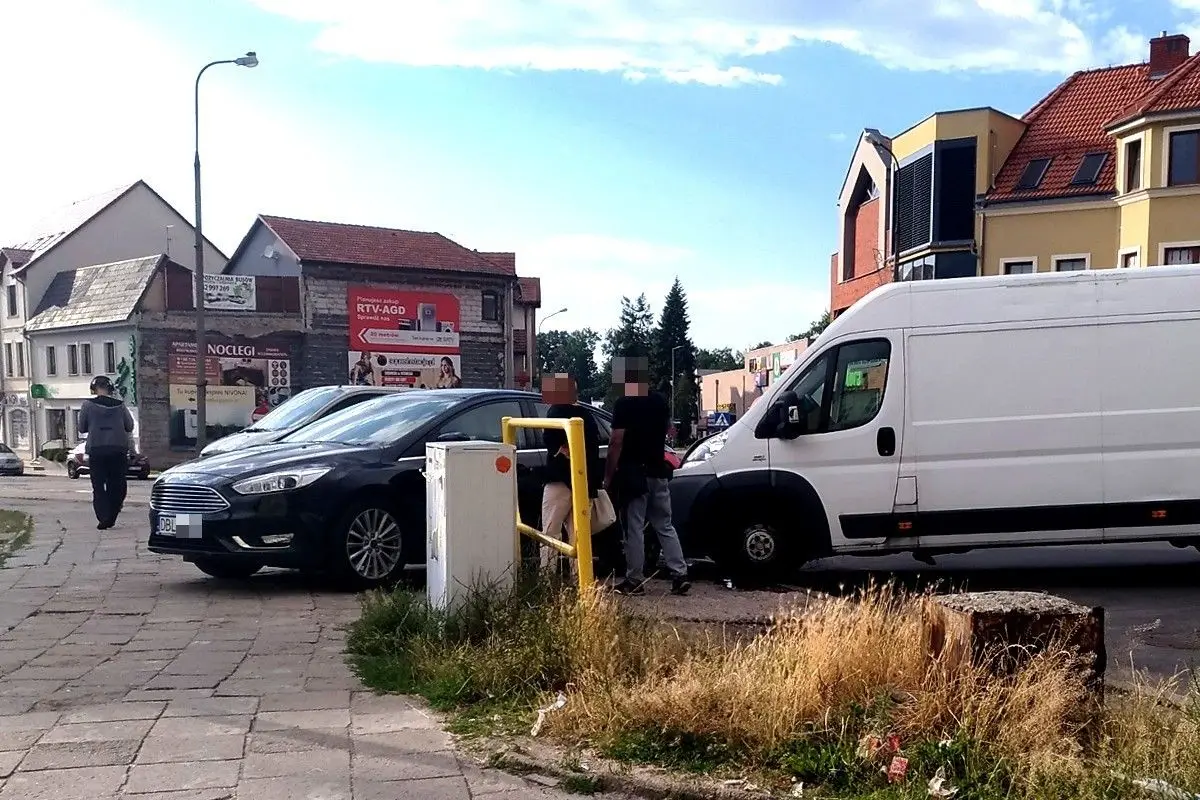 Bus uszkodził Forda na parkingu