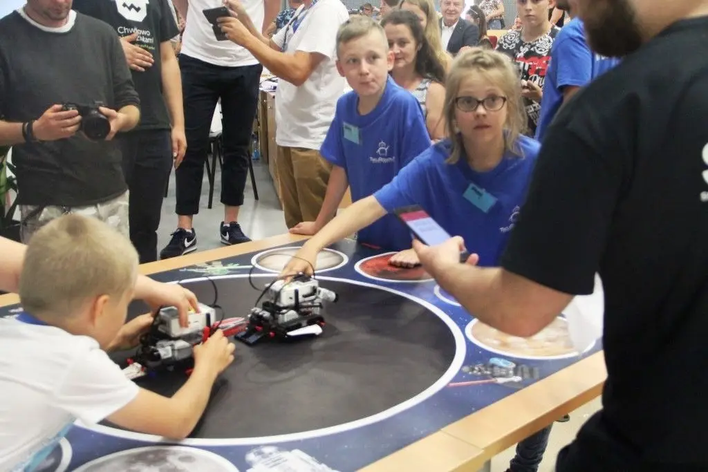 Szósta edycja zawodów SUMO robotów. Drużyna z Bolesławca TwójRobot.pl