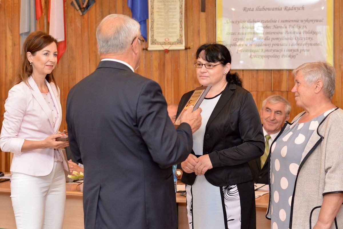 Przedstawicielki wiosek tematycznych z dyplomami od starosty