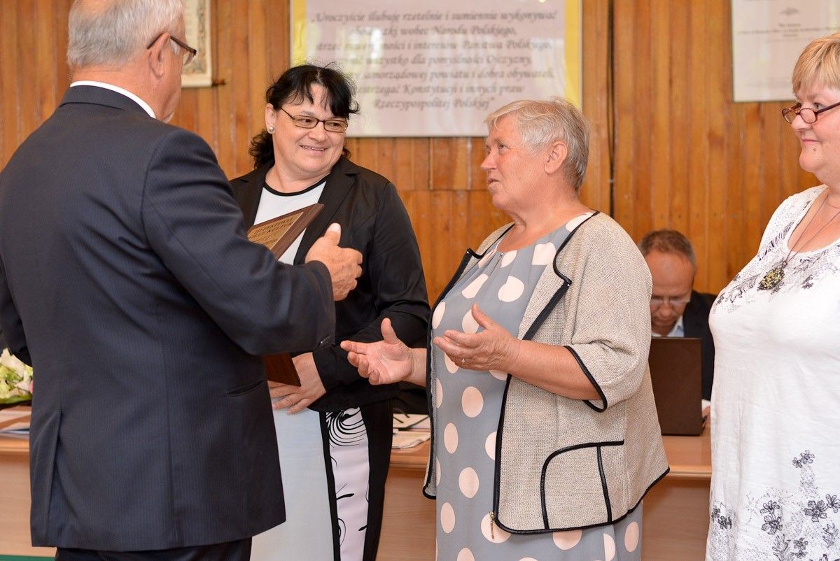 Przedstawicielki wiosek tematycznych z dyplomami od starosty