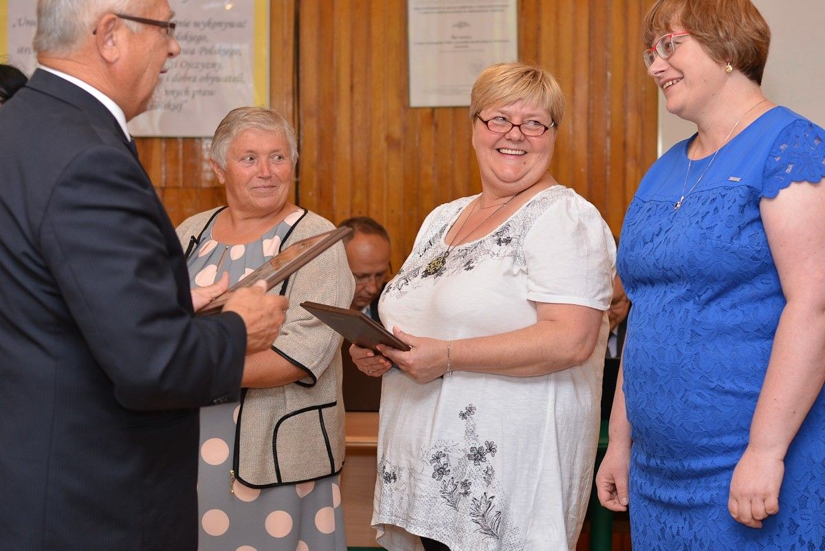 Przedstawicielki wiosek tematycznych z dyplomami od starosty