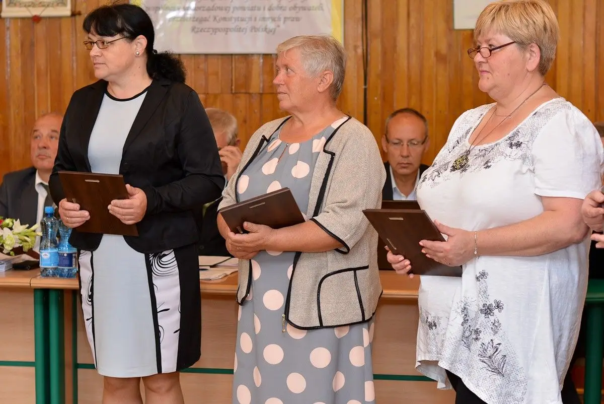 Przedstawicielki wiosek tematycznych z dyplomami od starosty