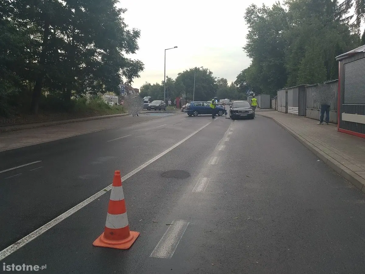 Wypadek na Śluzowej. Zderzyły się trzy auta