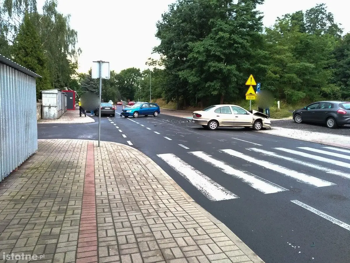 Wypadek na Śluzowej. Zderzyły się trzy auta