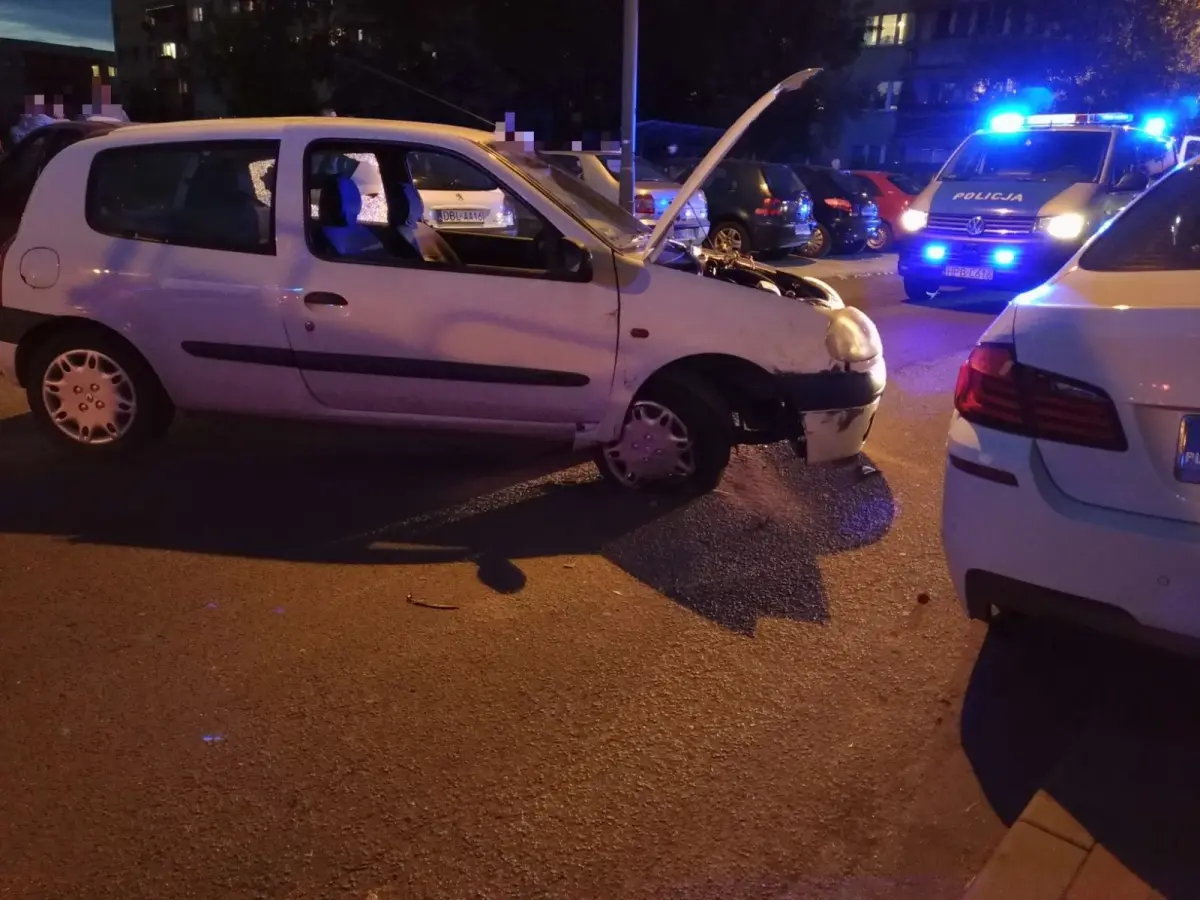 Pijany kierowca wywrócił się autem w centrum osiedla