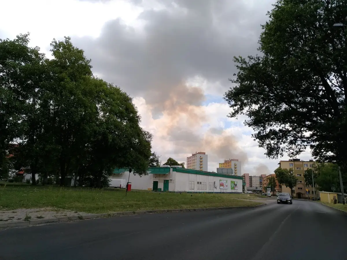 Dym z pożaru ścierniska w Rakowicach widoczny z Bolesławca
