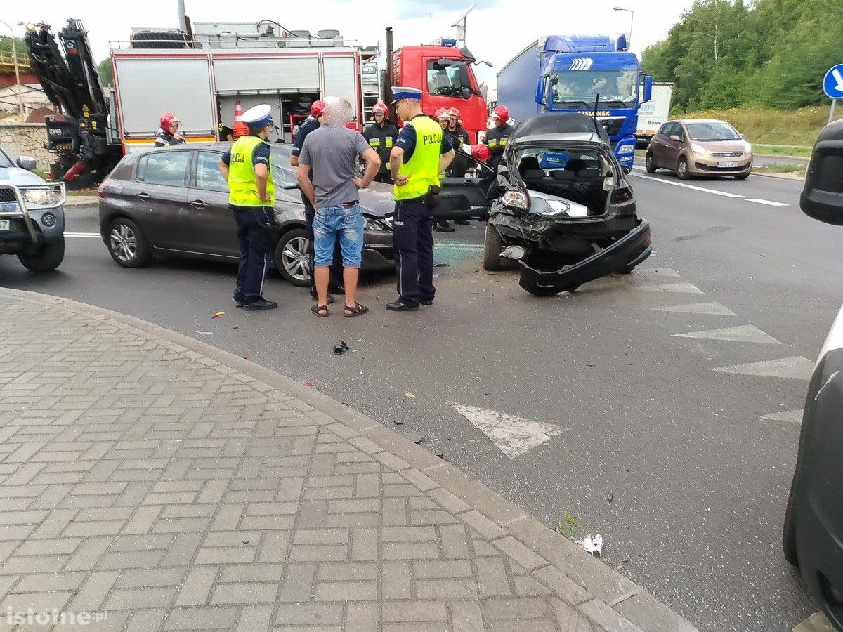 Wypadek na krzyżówce Cieszkowskiego-Modłowa. Jedna osoba ciężko ranna