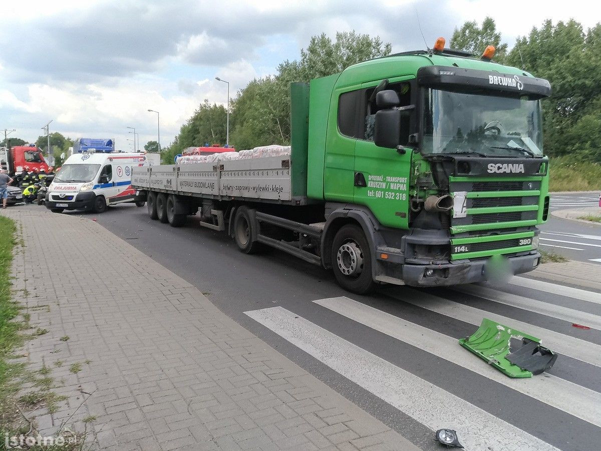 Wypadek na krzyżówce Cieszkowskiego-Modłowa. Jedna osoba ciężko ranna
