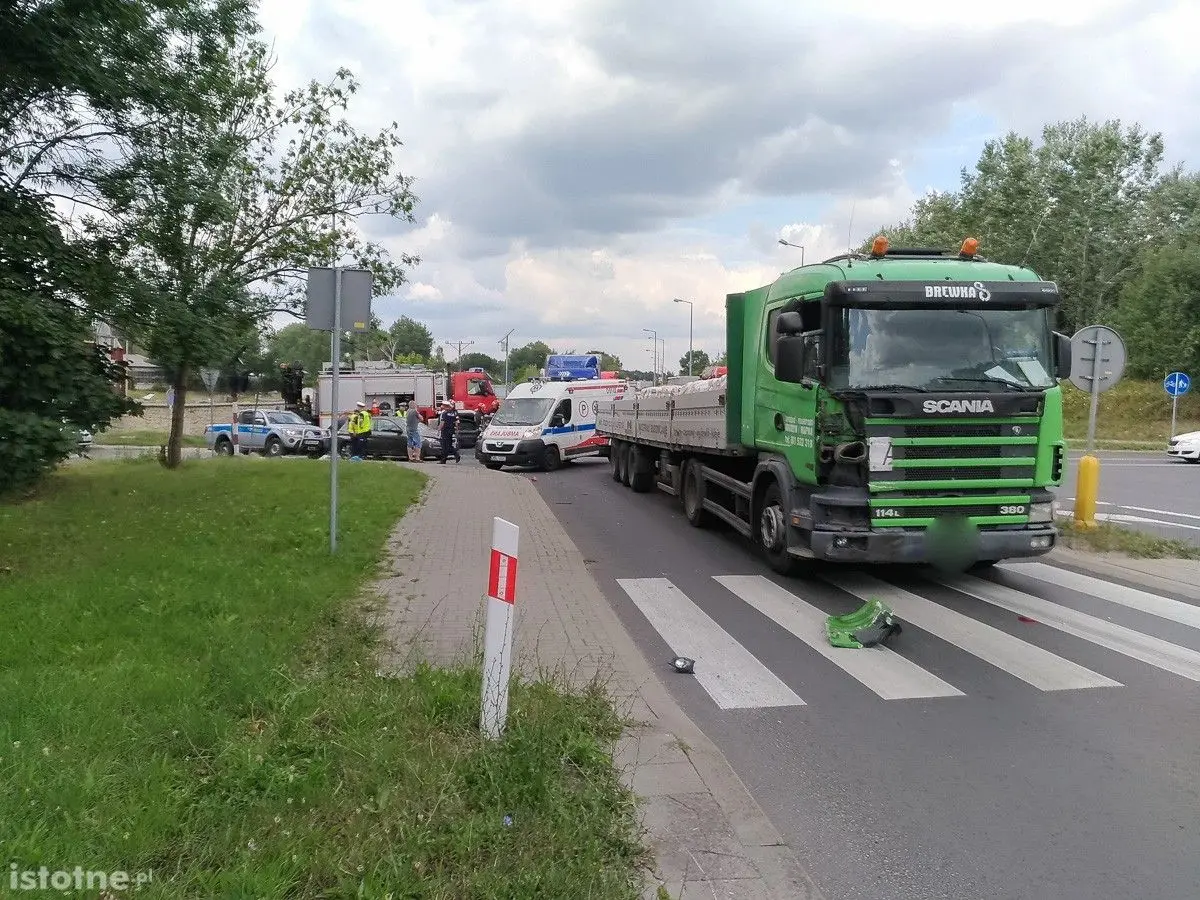 Wypadek na krzyżówce Cieszkowskiego-Modłowa. Jedna osoba ciężko ranna