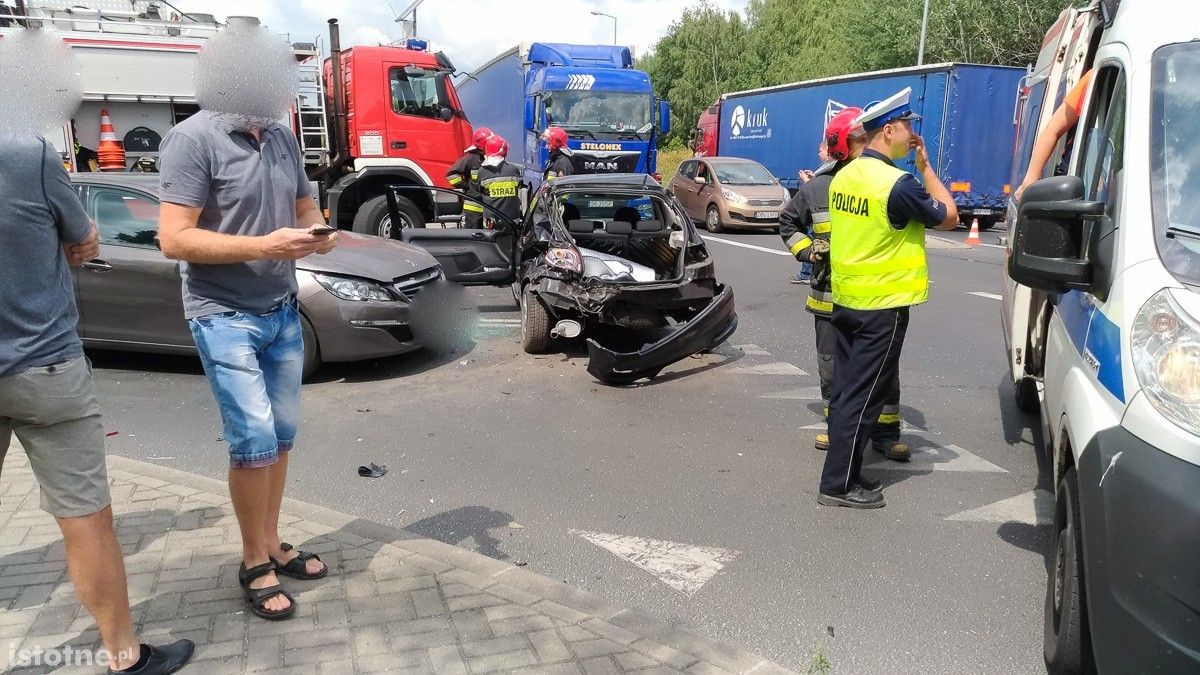 Wypadek na krzyżówce Cieszkowskiego-Modłowa. Jedna osoba ciężko ranna
