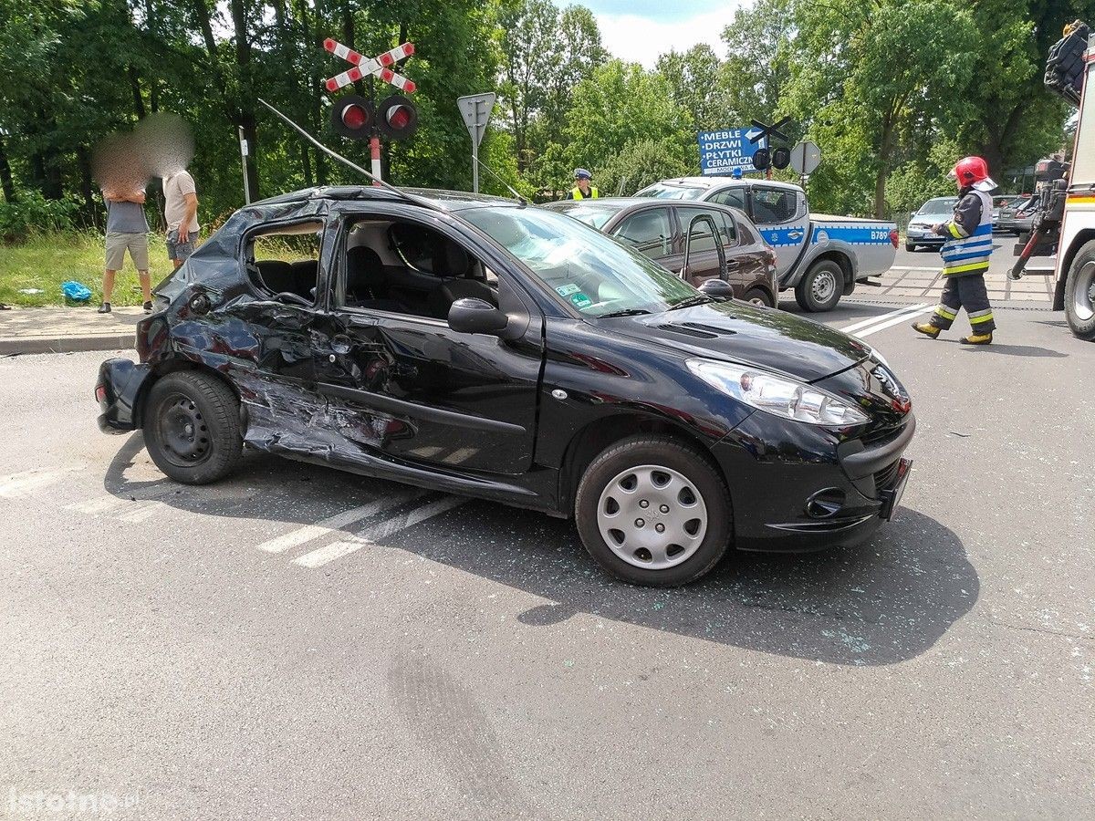 Wypadek na krzyżówce Cieszkowskiego-Modłowa. Jedna osoba ciężko ranna