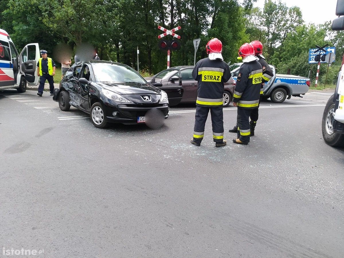 Wypadek na krzyżówce Cieszkowskiego-Modłowa. Jedna osoba ciężko ranna