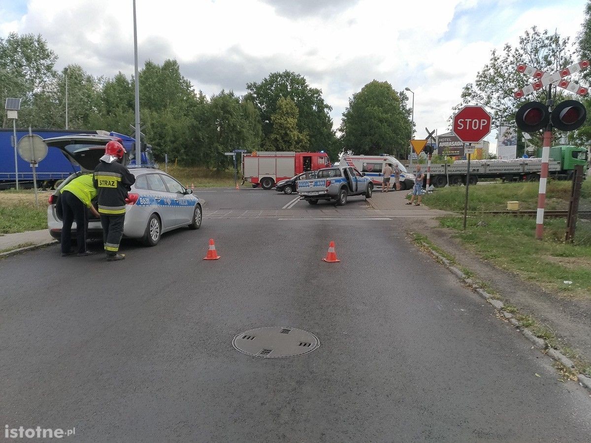 Wypadek na krzyżówce Cieszkowskiego-Modłowa. Jedna osoba ciężko ranna