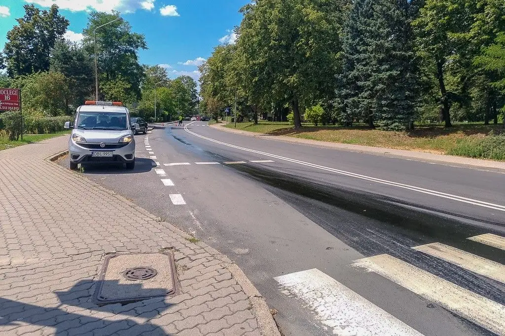 Plama oleju na drodze