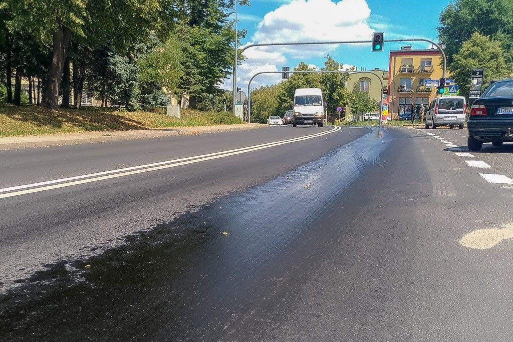 Plama oleju na drodze