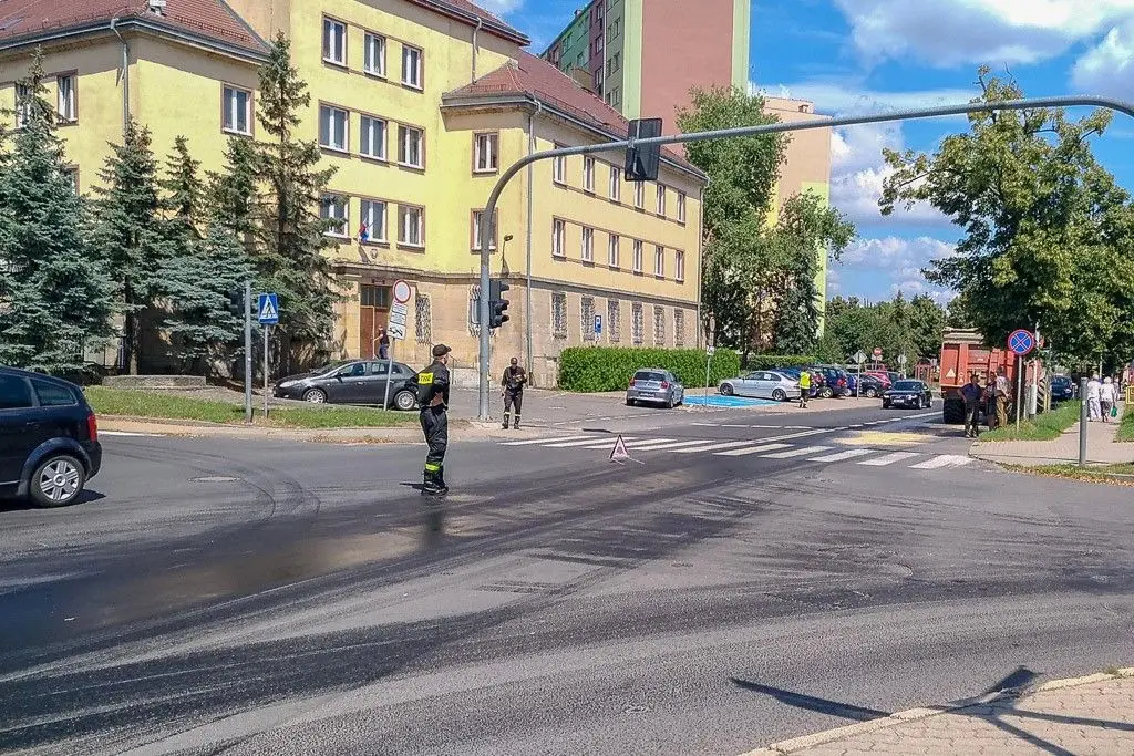 Plama oleju na drodze