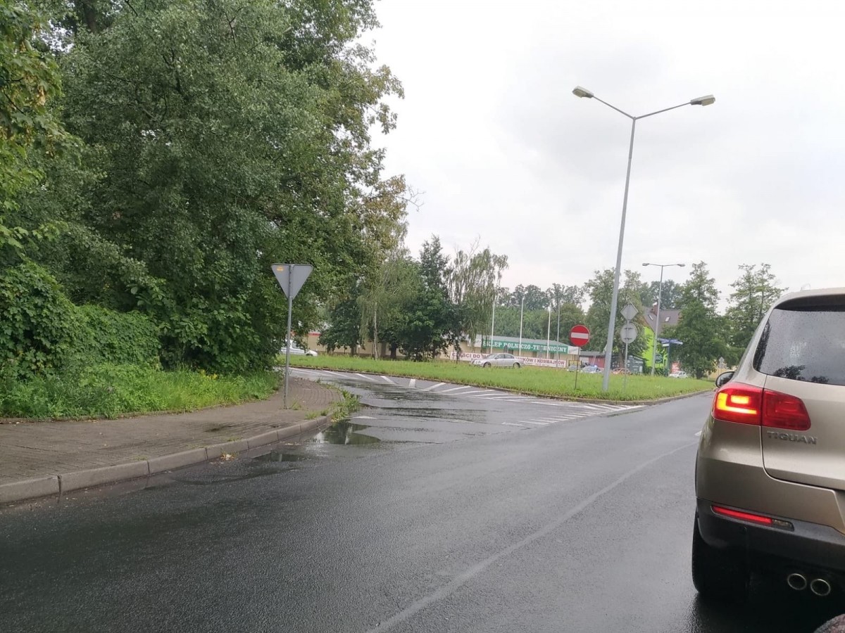 Zderzenie dwóch aut w rejonie skrzyżowania Wróblewskiego - Dolne Młyny