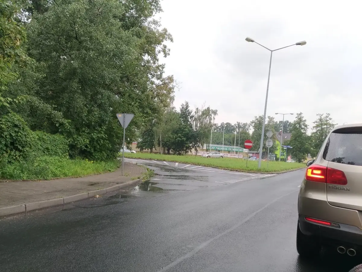 Zderzenie dwóch aut w rejonie skrzyżowania Wróblewskiego - Dolne Młyny