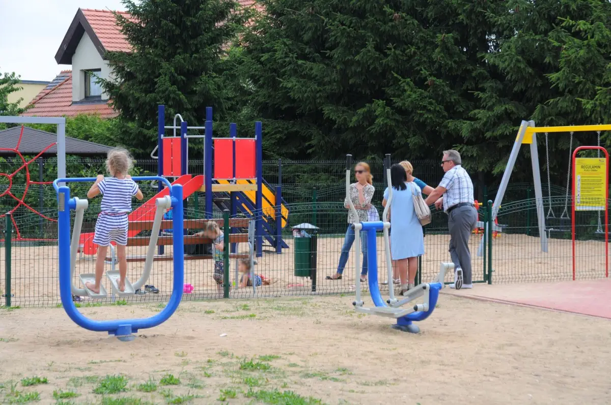 Nowy plac zabaw koło cmentarza
